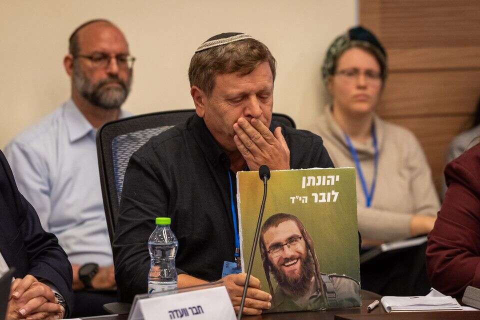 "אין סתירה בין לימוד תורה לשירות בצה״ל": האב השכול חגי לובר מראה ליו"ר הוועדה ביסמוט תמונה של בנו שנפל , אורן בן חקון