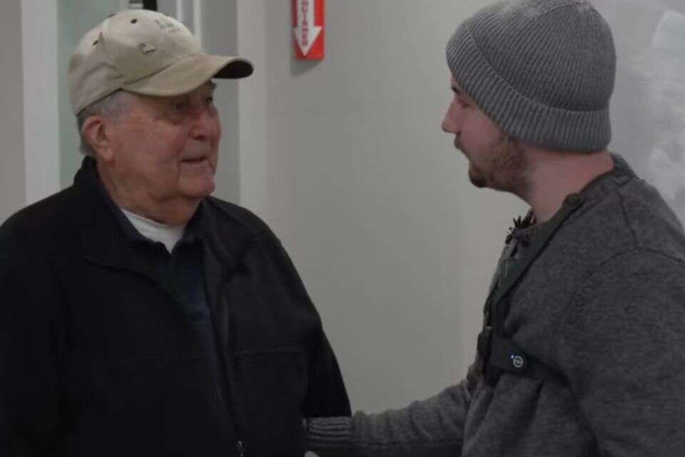 מרגש עד דמעות: הגולשים גייסו יותר ממיליון וחצי דולר לקופאי הקשיש