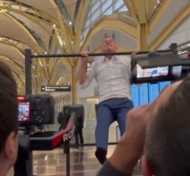 ויראלי ולוהט: שר התחבורה האמריקני מבצע עליות מתח במסיבת עיתונאים