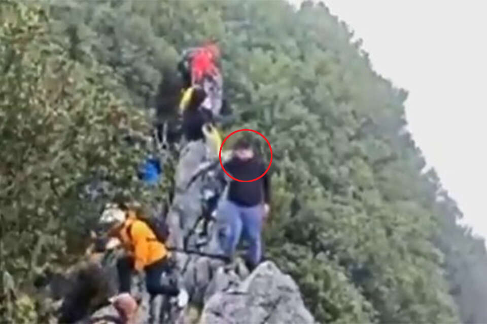 תיעוד מלחיץ: התייר עצר לסלפי - ונפל מגובה 40 מטר