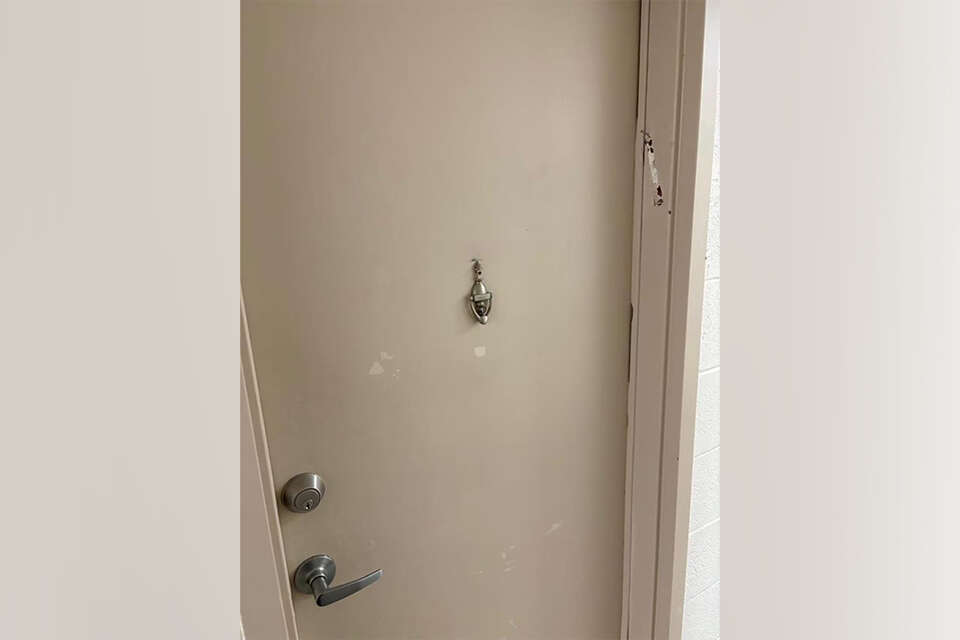 זעזוע בקנדה: מזוזות נתלשו בבית אבות יהודי