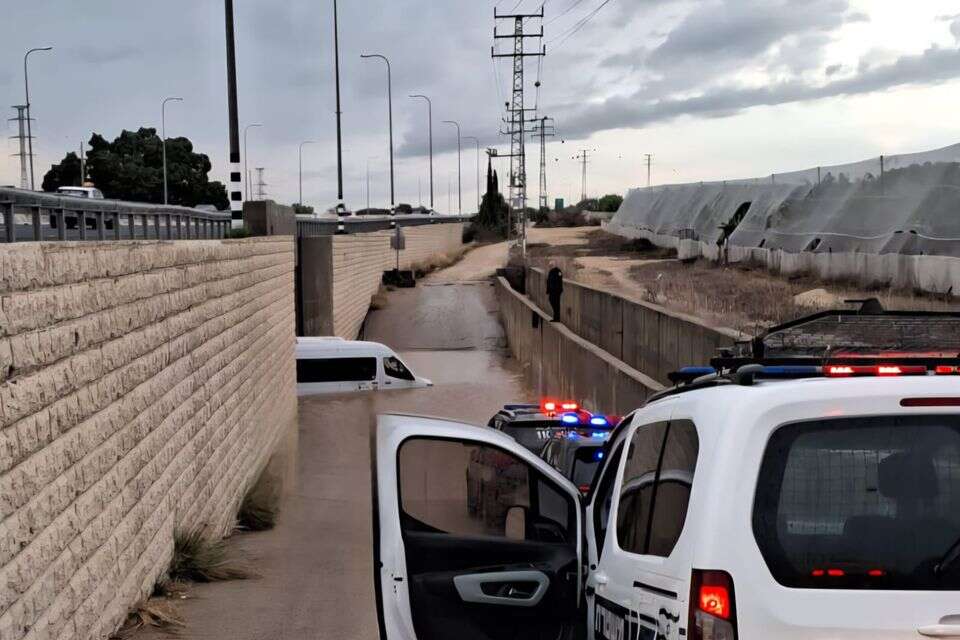 הרכב שנתקע בזכרון יעקב. הילדים חולצו ללא פגע , .