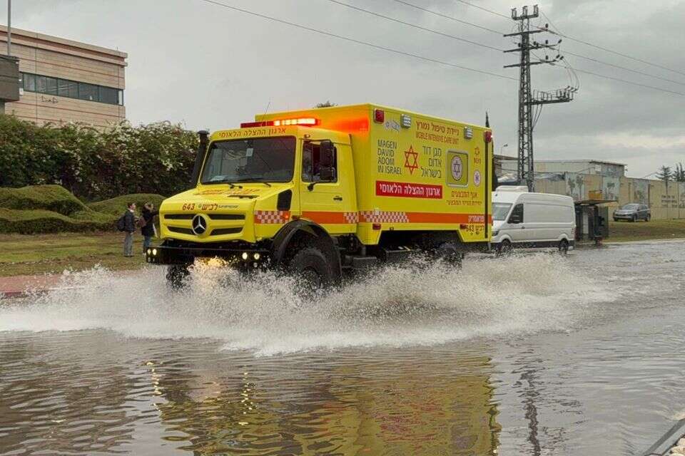 הצפה ביבנה בסופת "ביירון" , דוברות מד"א