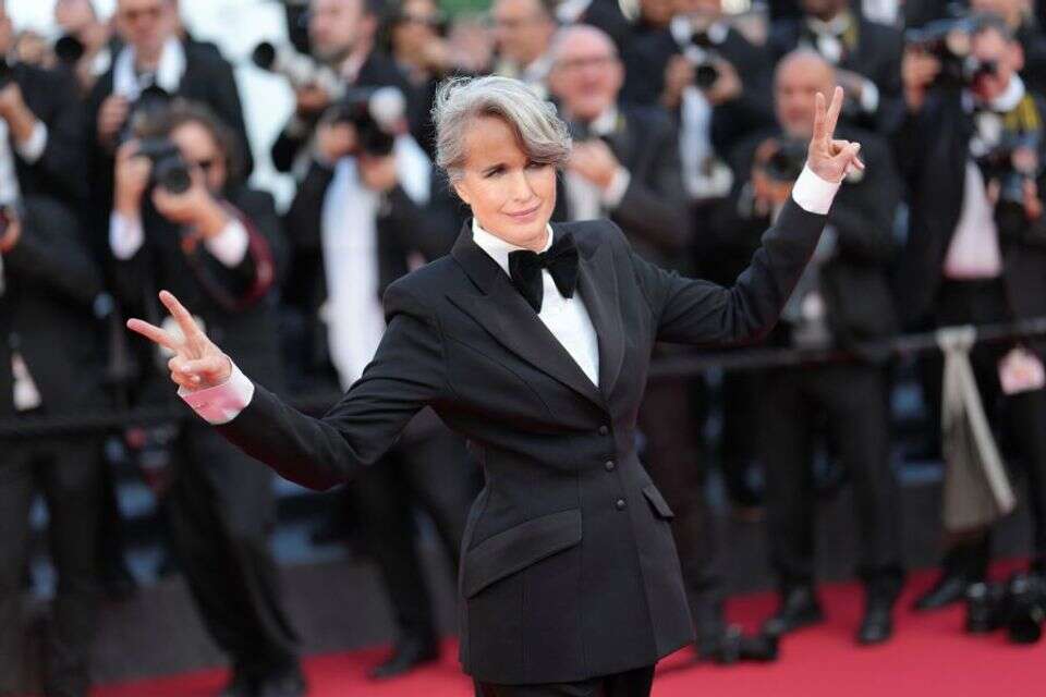 הנה למה השיער שלכם מאפיר • ומה אפשר לעשות בנוגע לזה