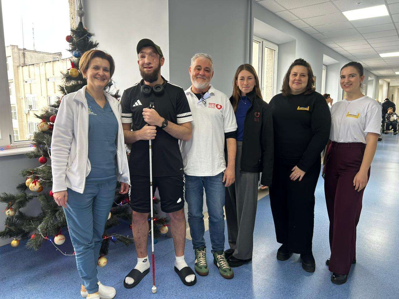 המשלחת עם אחד הפצועים ,