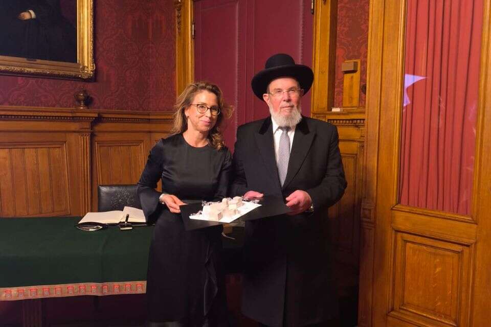 הרב הראשי לישראל ונשיאת הפרלמנט של המבורג , ללא קרדיט