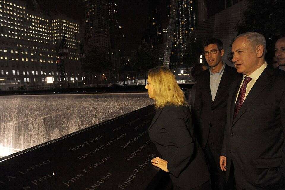 רה"מ נתניהו ורעייתו שרה באנדרטאת אסון התאומים (ארכיון) , ללא