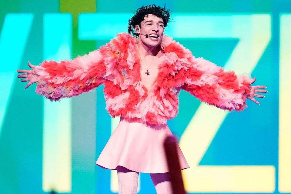 Stinky piece: this is what the Eurovision winner does to his trophy