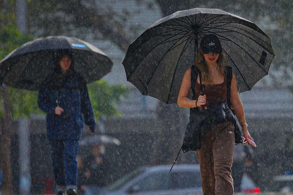 אנשים הולכים במהלך הסופה "ביירון" בתל אביב , EPA