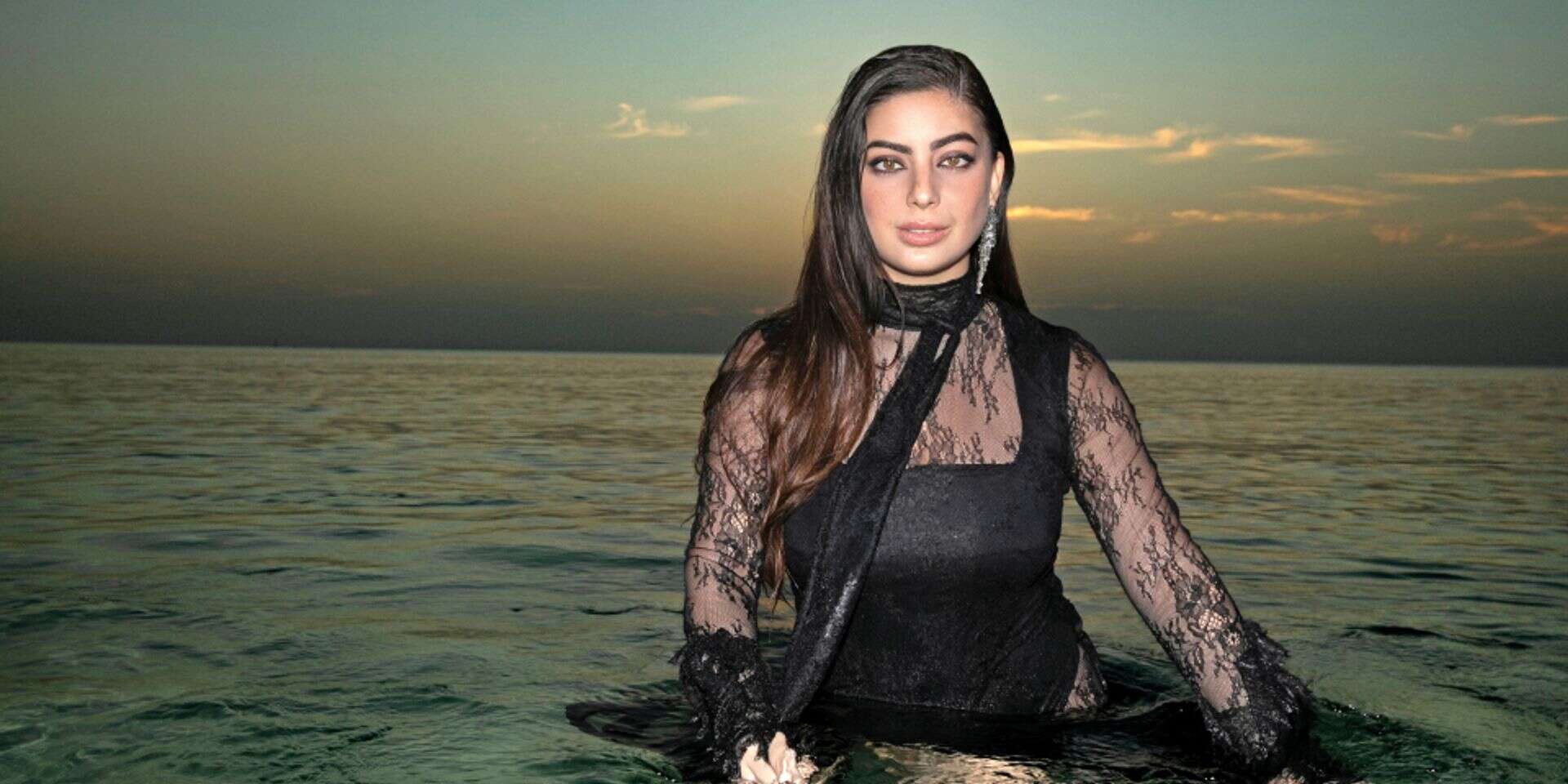 הדר שטרית , דניאל קמינסקי; איפור, עיצוב שיער, סטיילינג: גילי אלגבי; ע' איפור ושיער: גאיה פרנקנשטיין; שמלה שחורה: לי אלמונד; עגילים: סאגא שגית רביבו; חולצה לבנה: סקצ'רס