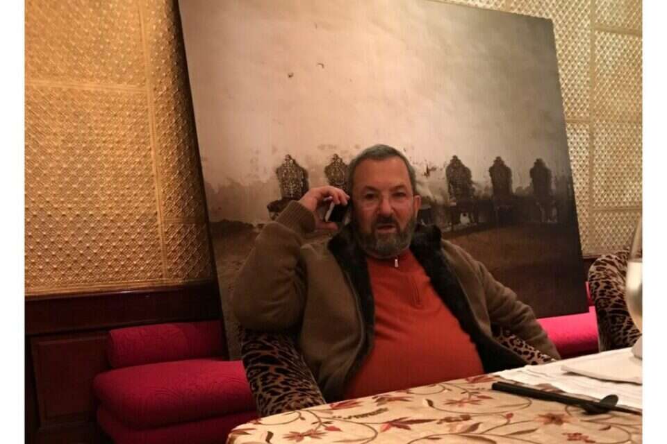 תמונה של אהוד ברק בביתו של ג'פרי אפשטיין , וועדת המעקב של בית הנבחרים