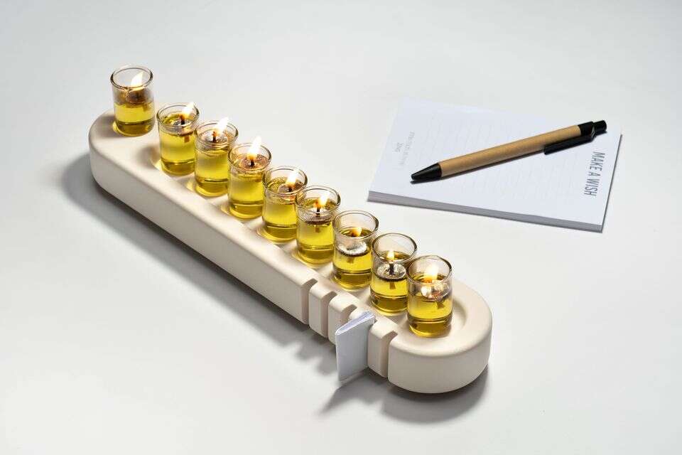 אור חדש על השולחן: חנוכיות מקומיות בעיצוב עכשווי