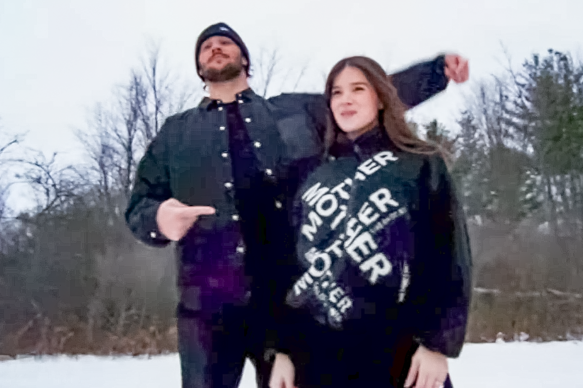 היילי סטיינפלד בהיריון, עם ג'וש אלן ,