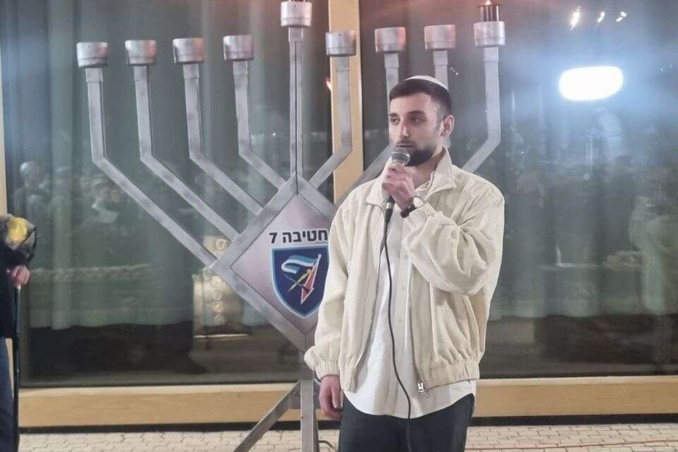 מתן אנגרסט, שורד השבי ולוחם חטיבה 7 לפני זמן קצר באירוע בספריה הלאומית , יח״צ עמותת יוצאי חטיבה 7