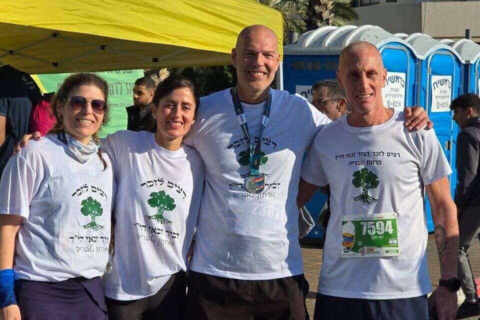 קובי זכאי (ימין) ושרית זכאי (שנייה משמאל) - הוריו של חלל צה״ל דביר זכאי הי”ד ,