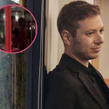 דייט? יאיר נתניהו תועד בבר בארץ עם אלמונית