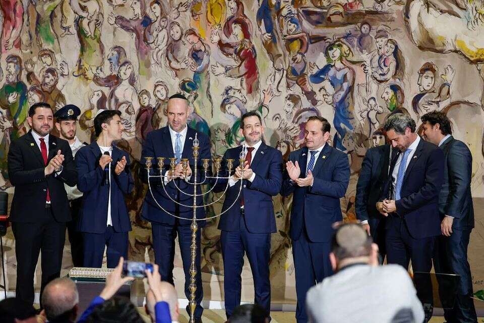 יו"ר הכנסת אוחנה ומקבילו מפרגאווי בהדלקת נר ראשון של חנוכה , נועם משוקוביץ