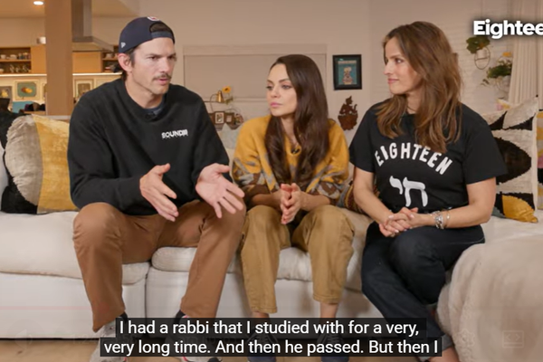 נועה תשבי מדליקה נר שני עם אשטון קוצ'ר ומילה קולינס , צילום מסך