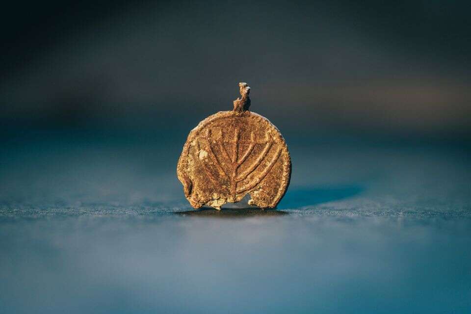 מנורה מעופרת יצוקה: תליון נדיר כבן 1,300 שנה נחשף בהר הבית