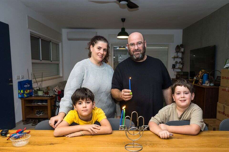 משפחת פטל־אדלר מדליקה נרות חנוכה , לירון מולדובן