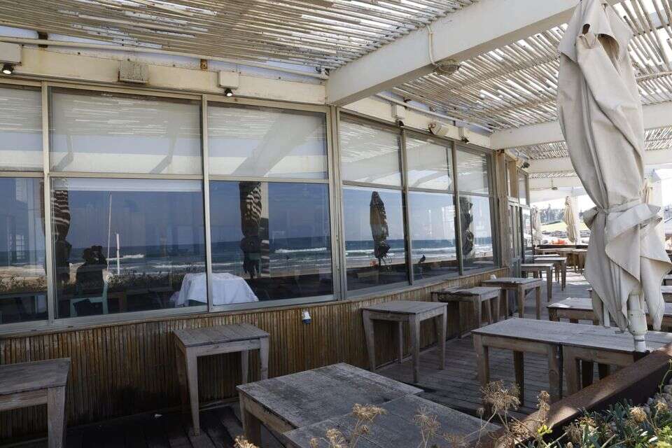 They won! Meet the new owners of "Manta Ray"