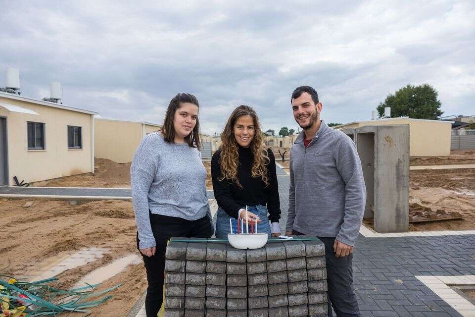 יאיר טל וסתיו, מדליקים נר חנוכה בשכונת המורים החדשה בעין הבשור , לירון מולדובן