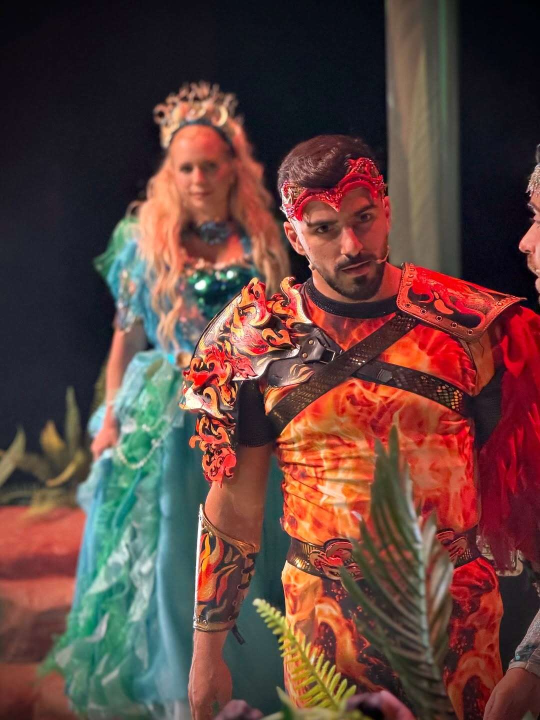 יוגב מלכה על הבמה בהצגה "קסם של דינוזאורים" , אינסטגרם "קסם של דינוזאורים"