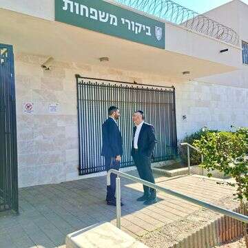 חברי כנסת מש"ס מבקרים עריקים בכלא 10 , ללא קרדיט