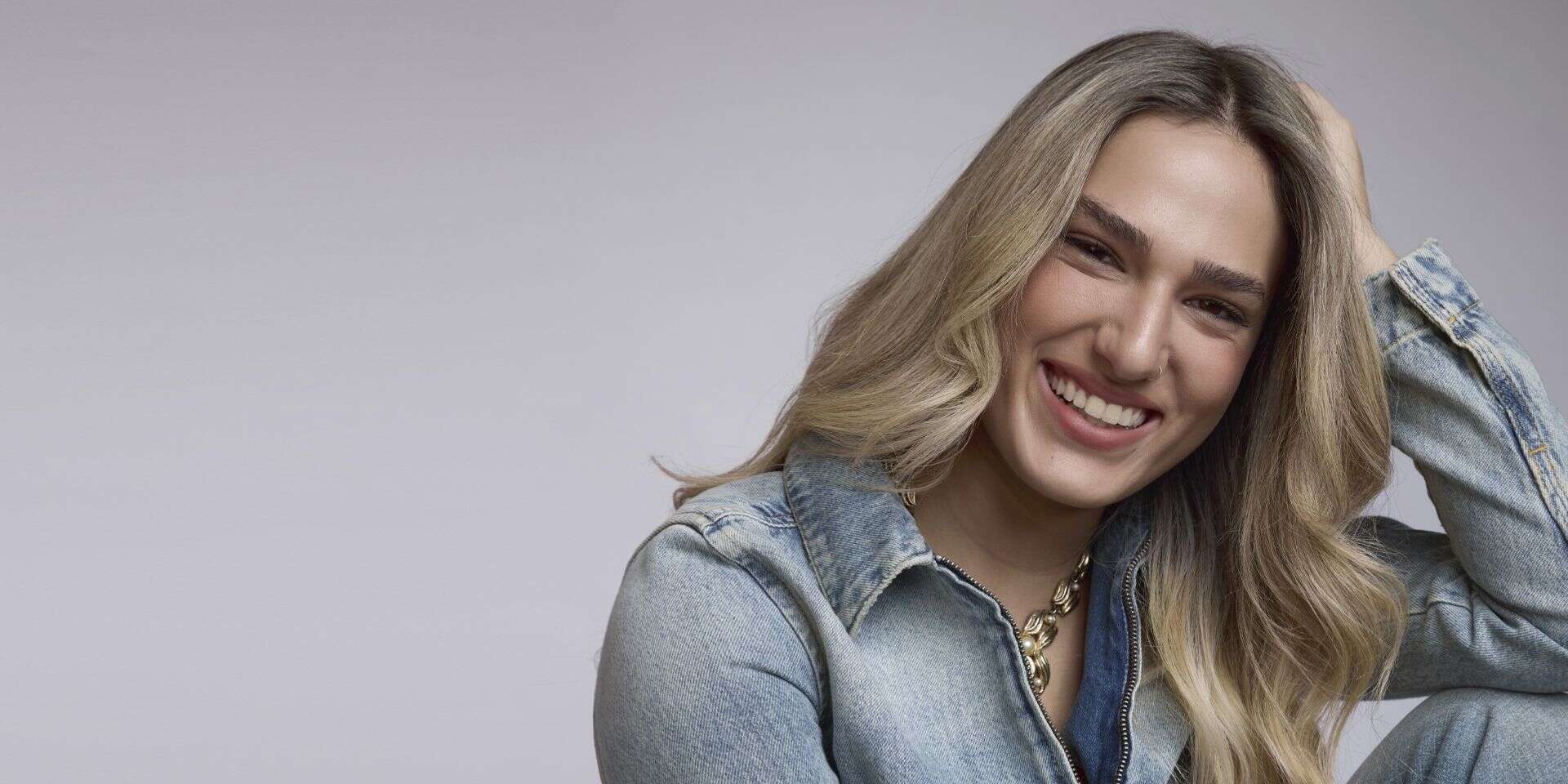 "אחרי ההופעה עם מירי מסיקה, הבנו שצריך לפתח את הכישרון הזה". אלונה ארז , ירדן רוקח, איפור: גלית ורטהיים, עיצוב שיער:
יוסי נחמיאס, סטיילינג: יהלי אביכזר וקים אליהו, ביגוד: דיזל
