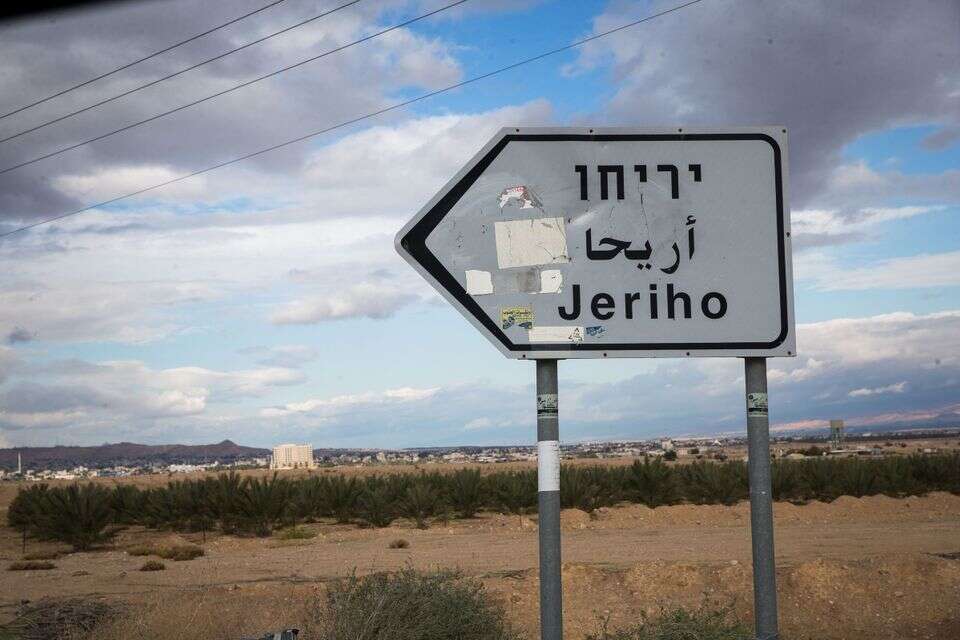 שלט המורה על הדרך ליריחו , אורן בן חקון