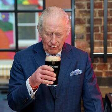 מלך אנגליה נכנס לבר ומזג בירה