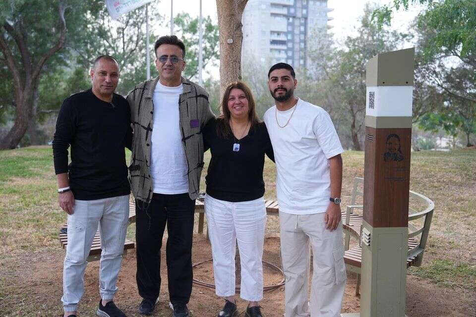 הזמר שילה בן סעדון עם יורם סוויסה ומשפחתה של אור , מייק אדרי