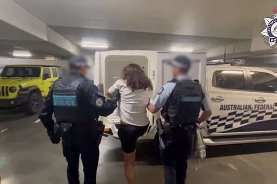 תקרית אנטישמית בשמיים: צעיר נעצר לאחר איומים על נוסע יהודי בטיסה מבאלי , Australian Federal Police