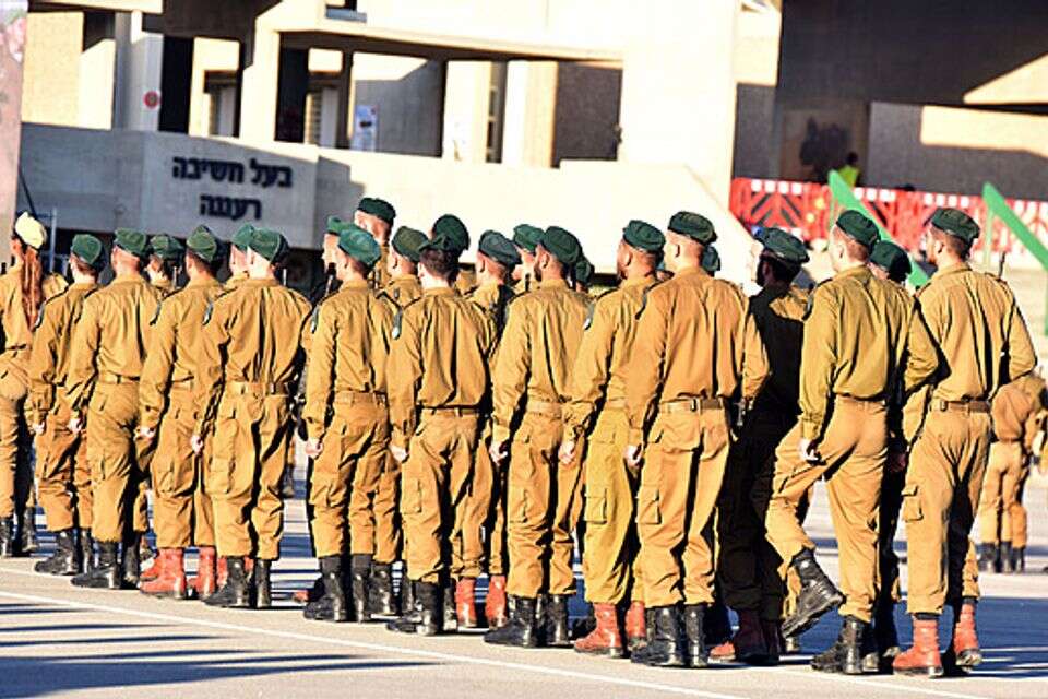 משבר אנשי הקבע: הקצינים עוזבים, וצה