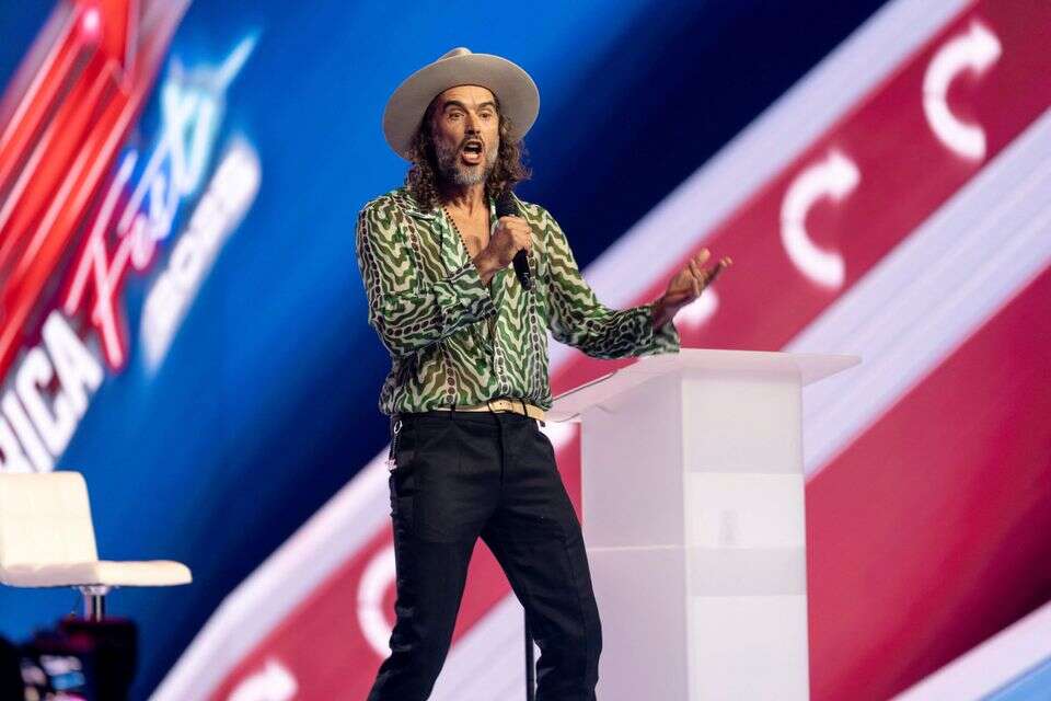 ראסל בראנד בכנס AmericaFest 2025 בפיניקס, דצמבר 2025
, REUTERS/Cheney Orr