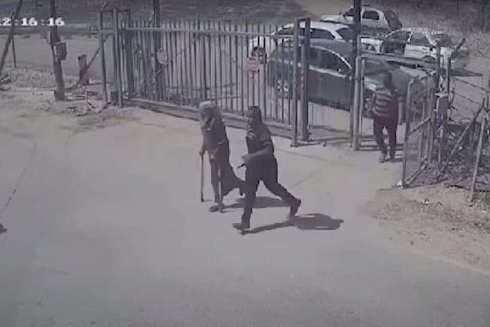 עזתים נכנסים לקיבוץ בארי ב-7 באוקטובר , ללא קרדיט