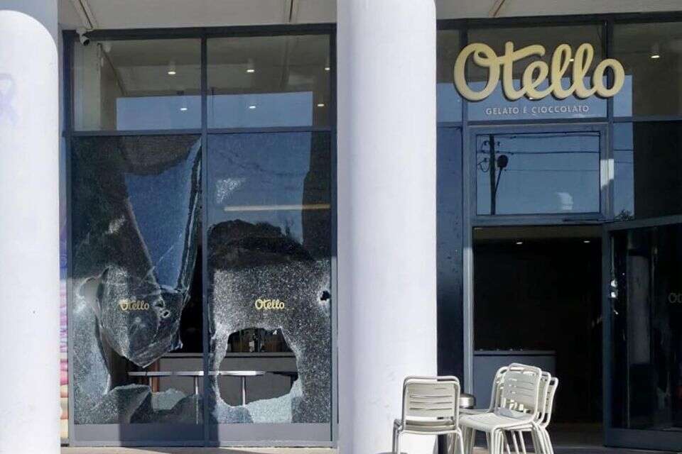 After the windows were smashed: the ice cream parlor at the center of the dispute in Herzliya was set on fire