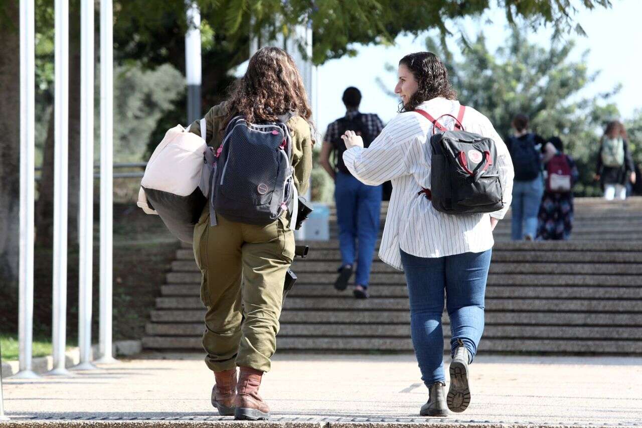 "Life on the line": the project that records the stories of the reservists