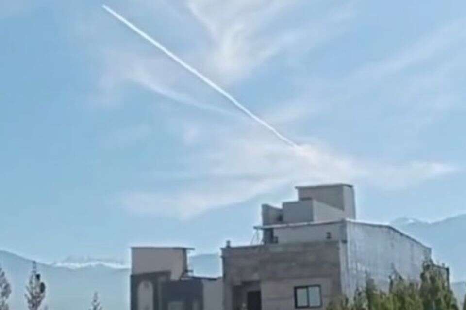 אחרי הדיווחים על תרגיל טילים: תיעוד שובלים בשמי איראן | צפו