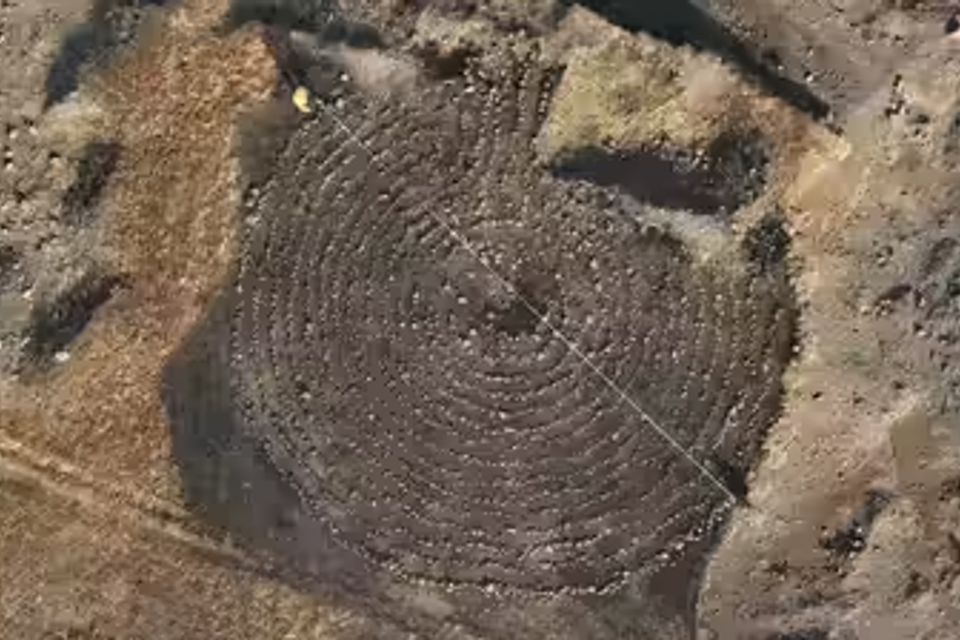 מבוך אבן בן 2,000 שנה, הגדול מסוגו, נמצא בהודו