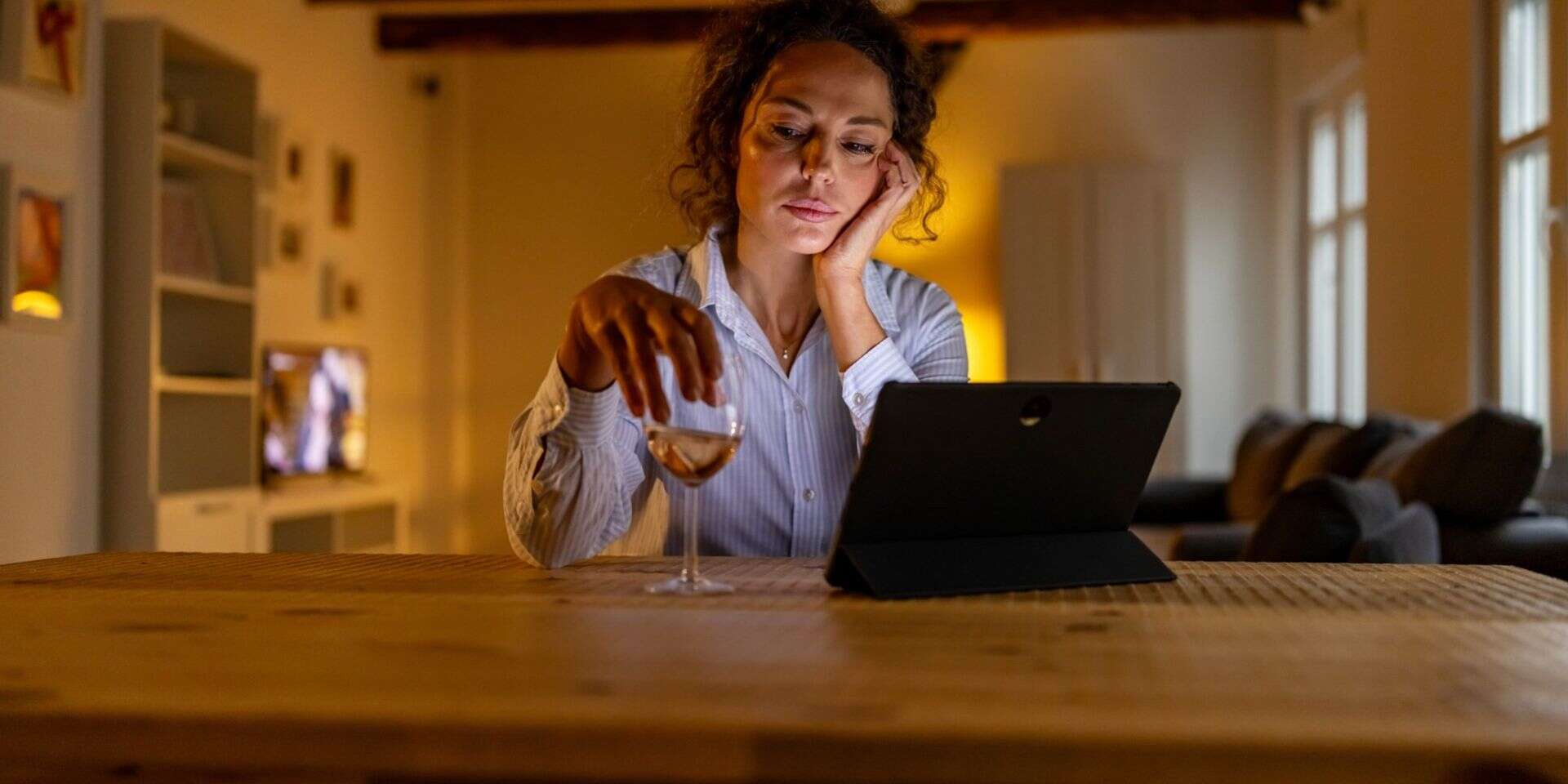 אישה לבדה מול מסך מחשב בשעת לילה , istockphoto