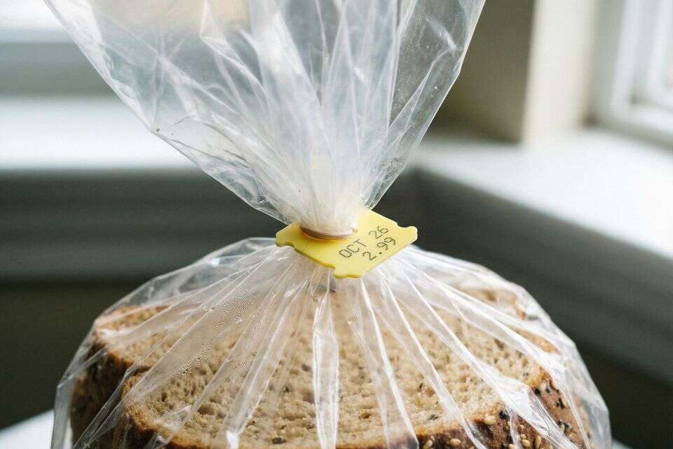 בזכות שקית בוטנים וכרטיס אשראי: כך הומצא סוגר הפלסטיק לשקיות