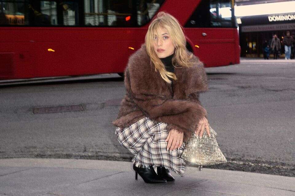 חשופה: תרצה כהן מתלבשת על לונדון