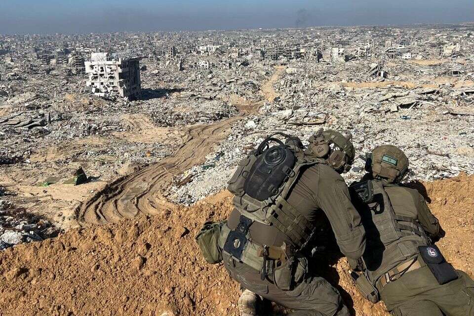 לוחמי מילואים משקיפים על הריסות ג'באליה , לידור סולטן