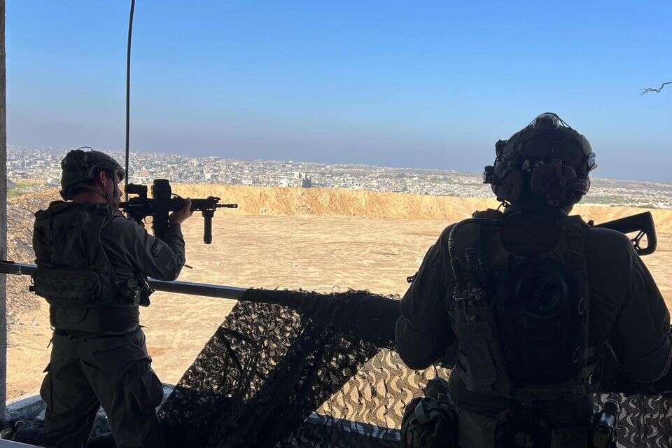 לוחמי מילואים משקיפים אל עבר הקו הצהוב ואל עבר רצועת החוף , לידור סולטן