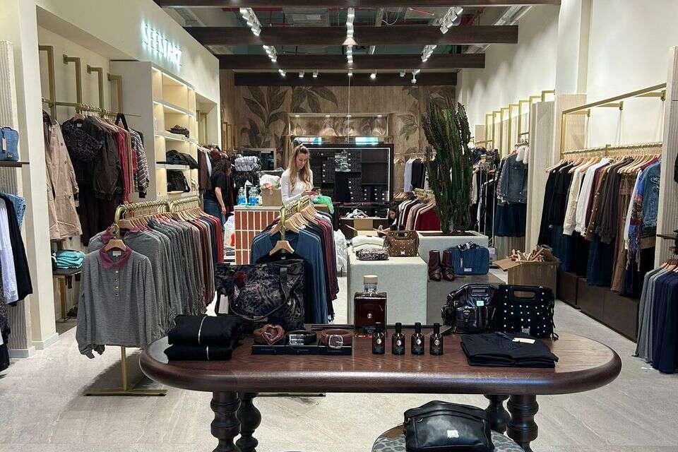 מהפיד אל הקניון: הצצה לחנות הראשונה של סיסטארז