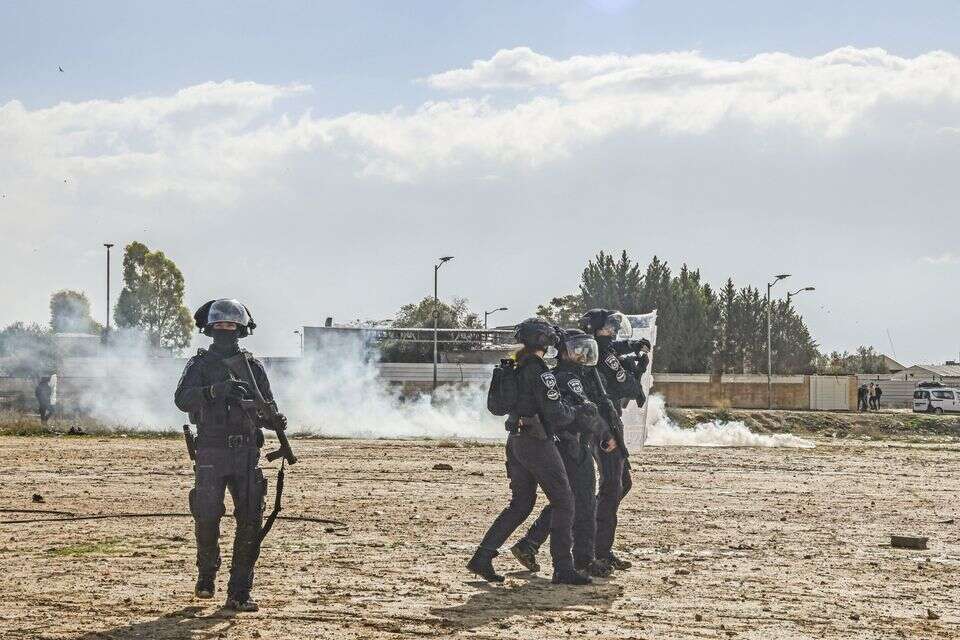 רימוני הלם בתגובה ליידוי אבנים. כוחות משטרה בתראבין , דודו גרינשפן