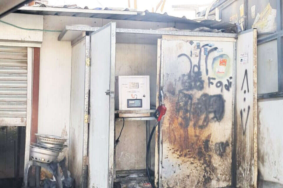 תחנת דלק פיראטית בעיר רהט , תנועת רגבים
