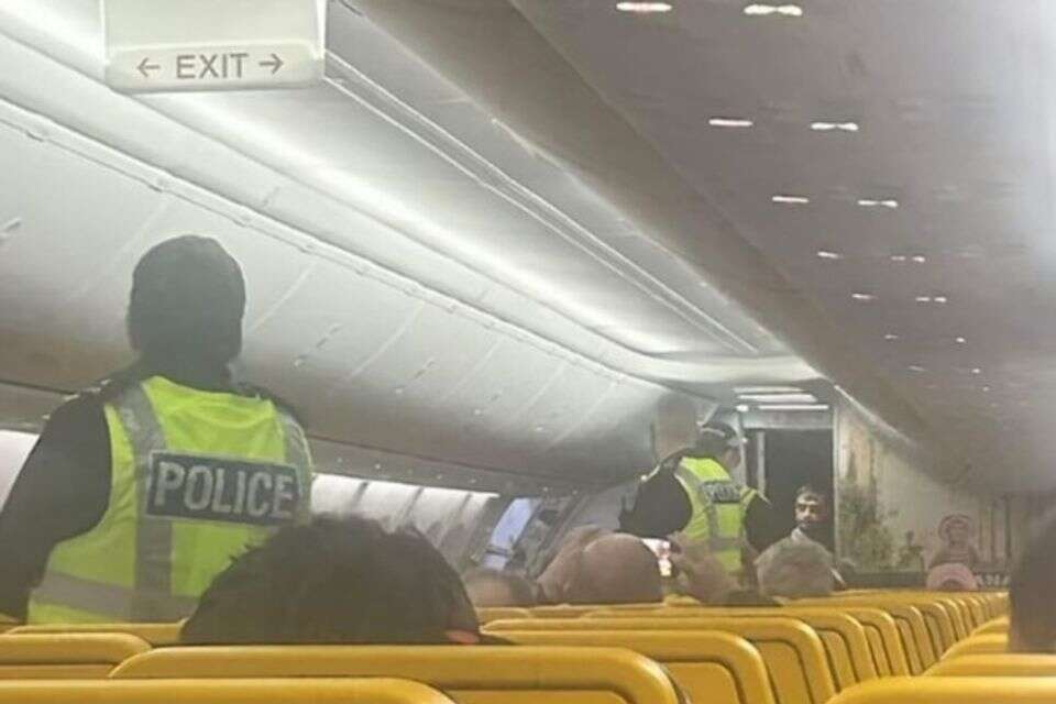 השוטרים עלו למטוס לחפש חטיפים שנגנבו , שימוש לפי סעיף 27א' לחוק זכויות יוצרים