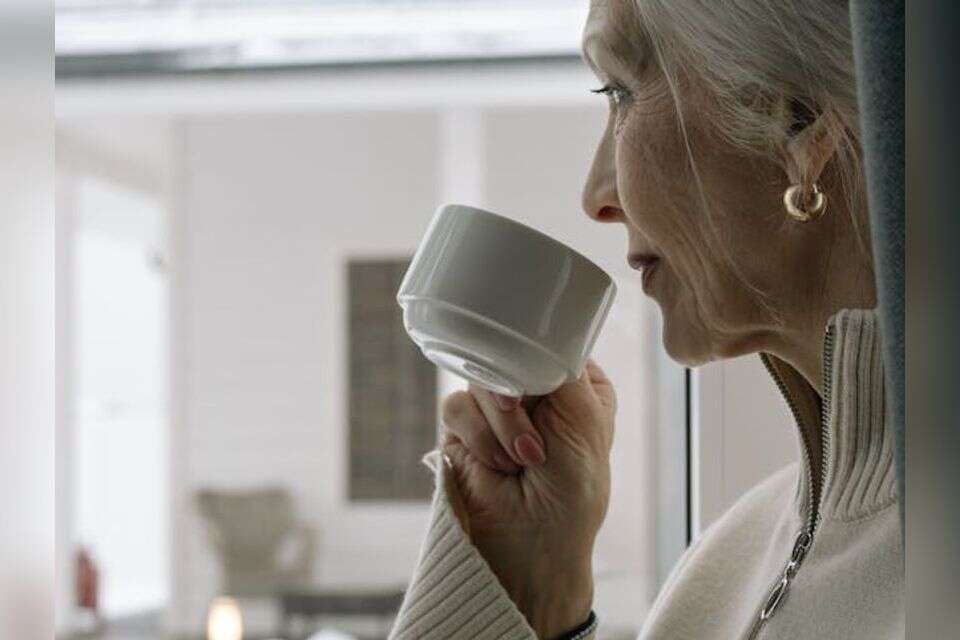 המשקה שעשוי להשפיע על בריאות העצם - גם אחרי גיל המעבר